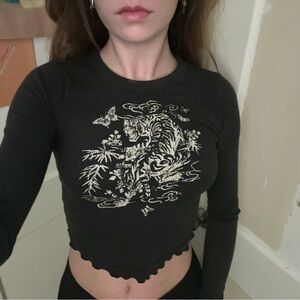 Black Graphic Long Sleeve Crop Top